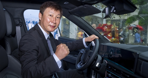 Hyundai Thành Công bàn giao xe Santa Fe bản cao nhất cho HLV tuyển Việt Nam Kim Sang-sik