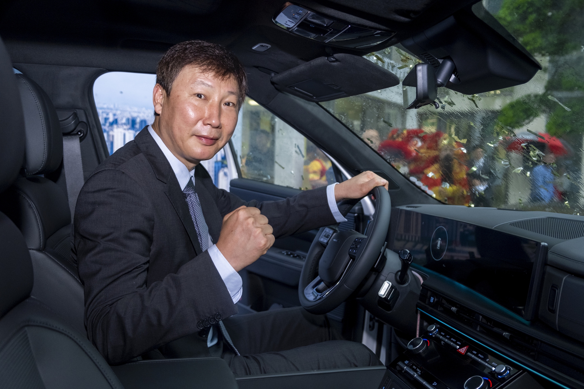 Hyundai Thành Công bàn giao xe Santa Fe bản cao nhất cho HLV tuyển Việt Nam Kim Sang-sik - Ảnh 3