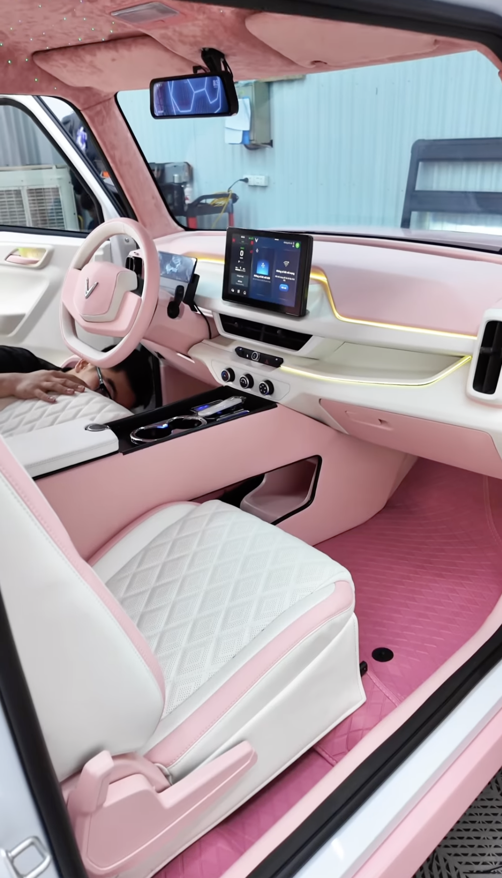 ‘Cá sấu chúa’ Quỳnh Nga tậu VinFast VF 3 dù đã có Mercedes C-Class, độ lại theo phong cách 'ngoan, xinh, yêu' khiến CĐM trầm trồ - Ảnh 5