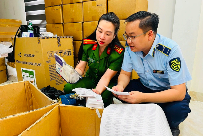 Dược sĩ làm 100 tấn thực phẩm chức năng, thiết bị y tế giả bán cả ở hiệu thuốc, bệnh viện - Ảnh 1