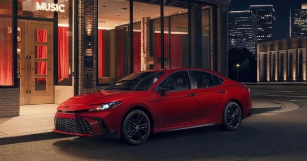 Toyota Camry 2026 bổ sung phiên bản bóng đêm huyền bí: 'Xe doanh nhân' nay cá tính hơn từ ngoài vào trong, động cơ không đổi