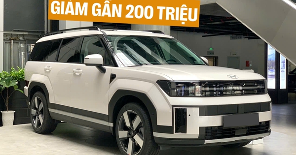 Hyundai Santa Fe giảm giá gần 200 triệu đồng tại đại lý: Bản tầm trung ngang giá CR-V tiêu chuẩn, rẻ hơn xe cũ trên thị trường