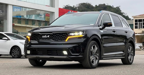 Giá Kia Sorento lần đầu giảm dưới mốc 900 triệu tại đại lý: Rẻ nhất phân khúc, ngang CX-5 bản tầm trung, dọn kho chờ bản mới sắp ra mắt