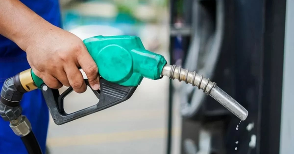 Giá xăng giảm về sát 19.500 đồng từ 15 giờ chiều nay