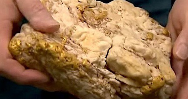 Dùng máy dò kim loại bất ngờ đụng trúng tảng đá chứa 2,6 kg vàng
