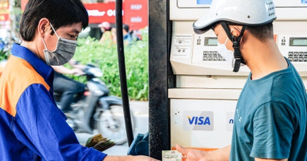 Giá xăng tăng gần 100 đồng/lít, giá dầu đồng loạt giảm