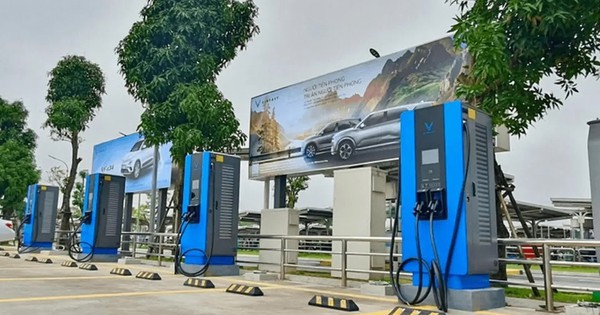Doanh số VinFast tăng vọt liệu có đủ chỗ sạc không - CEO Xanh SM khẳng định: 'Không cần lo, 5.000 trụ siêu nhanh sẽ phủ sóng toàn quốc trong 2-3 tháng tới'