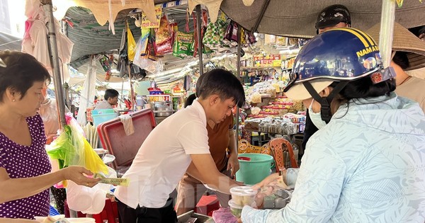 Người dân xếp hàng dài từ sáng sớm chờ mua heo, vịt quay cúng Tết Đoan Ngọ