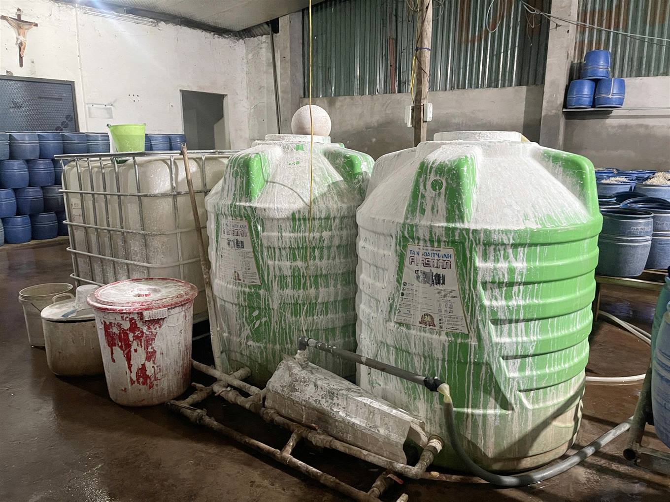 Cận cảnh cơ sở dùng hóa chất độc hại để sản xuất gần 350 tấn giá đỗ bán cho người dân - Ảnh 4