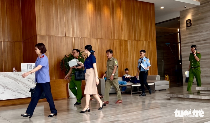 Khám xét nơi ở của Hoa hậu Nguyễn Thúc Thùy Tiên tại quận 4, lực lượng chức năng thu về nhiều tài liệu - Ảnh 2