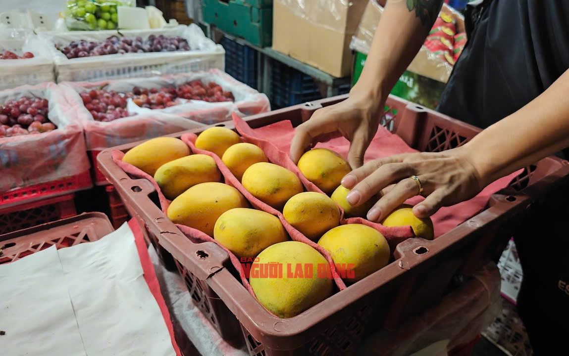 Xoài Trung Quốc tràn ngập chợ - Ảnh 1