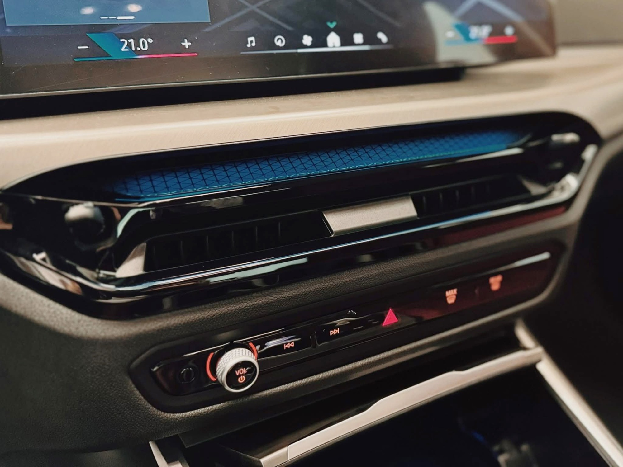 3 bản BMW 3 Series 2025 có giá tại đại lý: Từ 1,549 tỷ đồng, nâng cấp công nghệ nhưng cắt một thứ đắt tiền mà C-Class vừa thêm - Ảnh 5