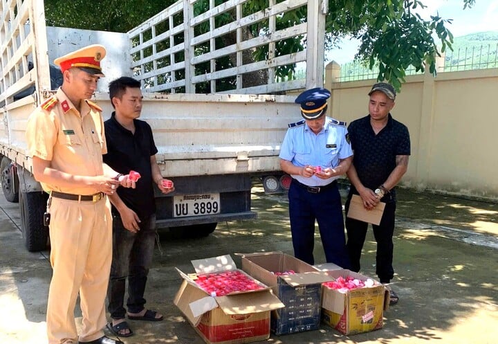 Phát hiện xe tải chở hơn 1.200 lọ kem dưỡng da không rõ nguồn gốc ở Nghệ An - Ảnh 1