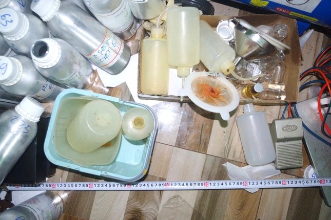 Bên trong cơ sở sản xuất nước hoa giả ‘Made in Dubai’ - Ảnh 2