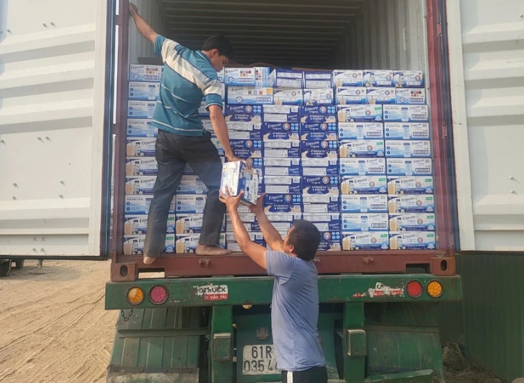 Khởi tố một cán bộ hải quan tiếp tay buôn lậu hơn 4.000 thùng sữa từ Mỹ về Việt Nam - Ảnh 1