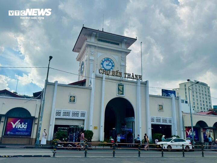 Bóc trần chợ hàng nhái trung tâm TP.HCM: Vì sao biết hàng giả nhưng khách vẫn mua? - Ảnh 5