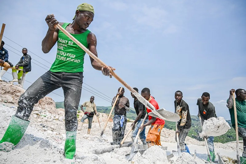 Bên trong 'mỏ vàng đen' coltan Congo nuôi sống thế giới công nghệ - Ảnh 1
