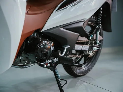 Xe máy số lịch lãm như Future nhưng cụm đèn cực ấn tượng: Trang bị sẵn Bi-LED như ô tô, giá bán thế nào? - Ảnh 6