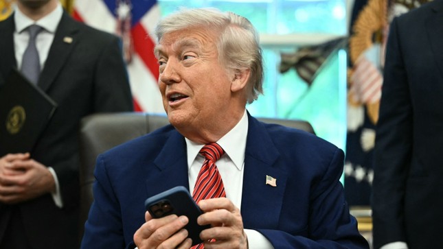 Ông Trump đe dọa khiến Apple, Samsung 'đứng ngồi không yên' - Ảnh 1