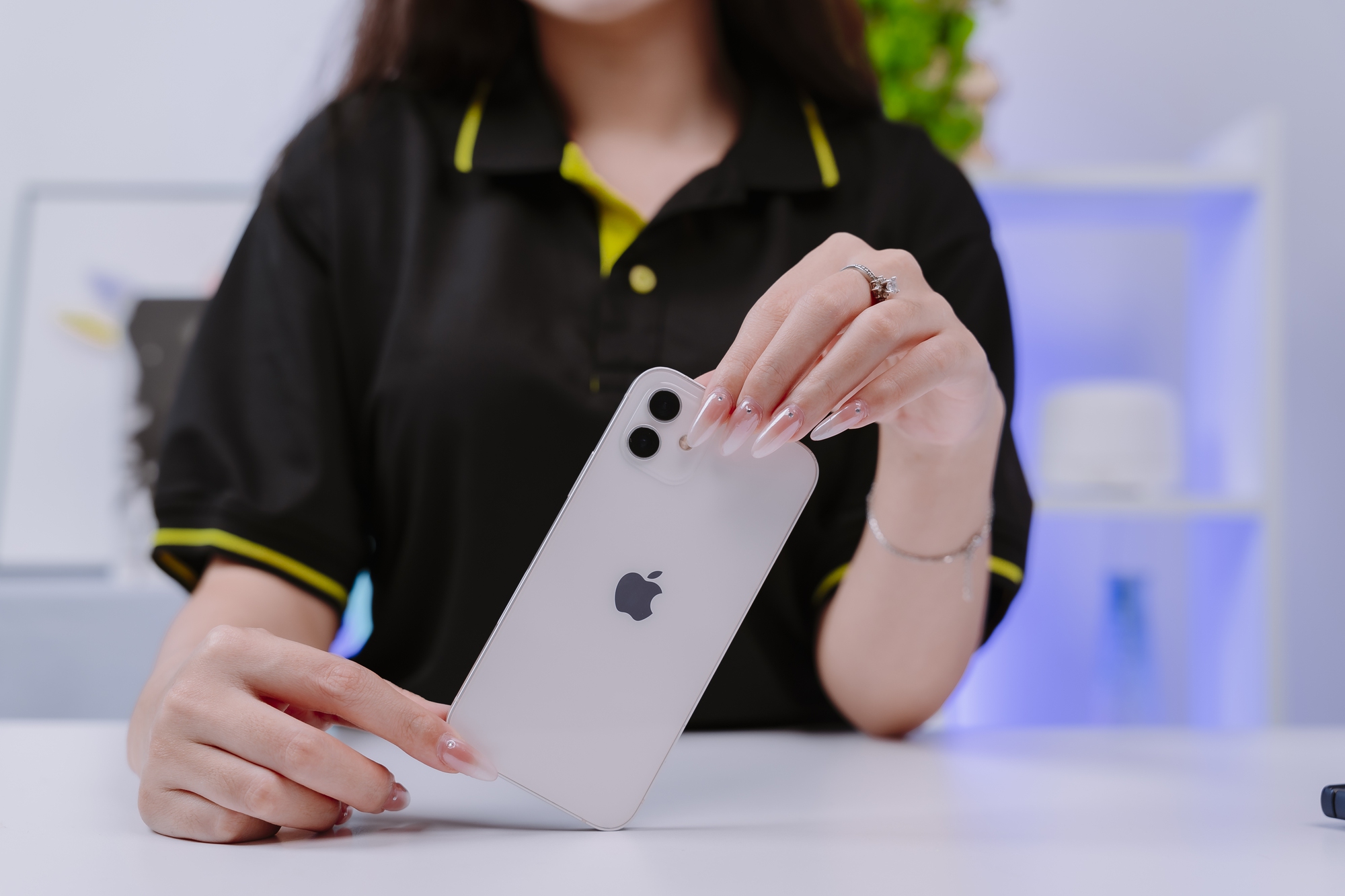 Hàng loạt iPhone giảm giá cực mạnh đầu tháng 5, máy cũ về mức 5,5 triệu đồng "rẻ" chưa từng có - Ảnh 1