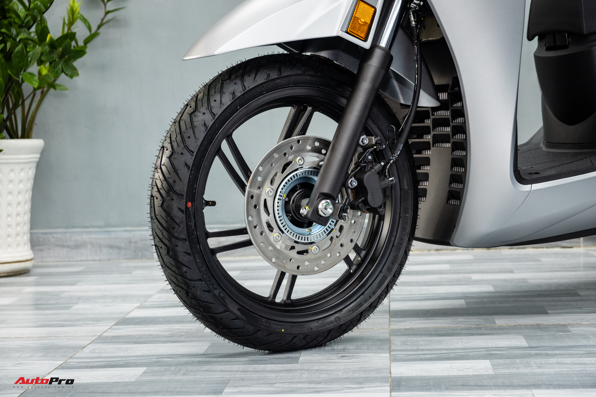 Lô Honda SH 350i 2025 nhập Ý đầu tiên về Việt Nam: Giá nước ngoài từ 174 triệu, bản tương tự ở Việt Nam chỉ 151 triệu đồng - Ảnh 5