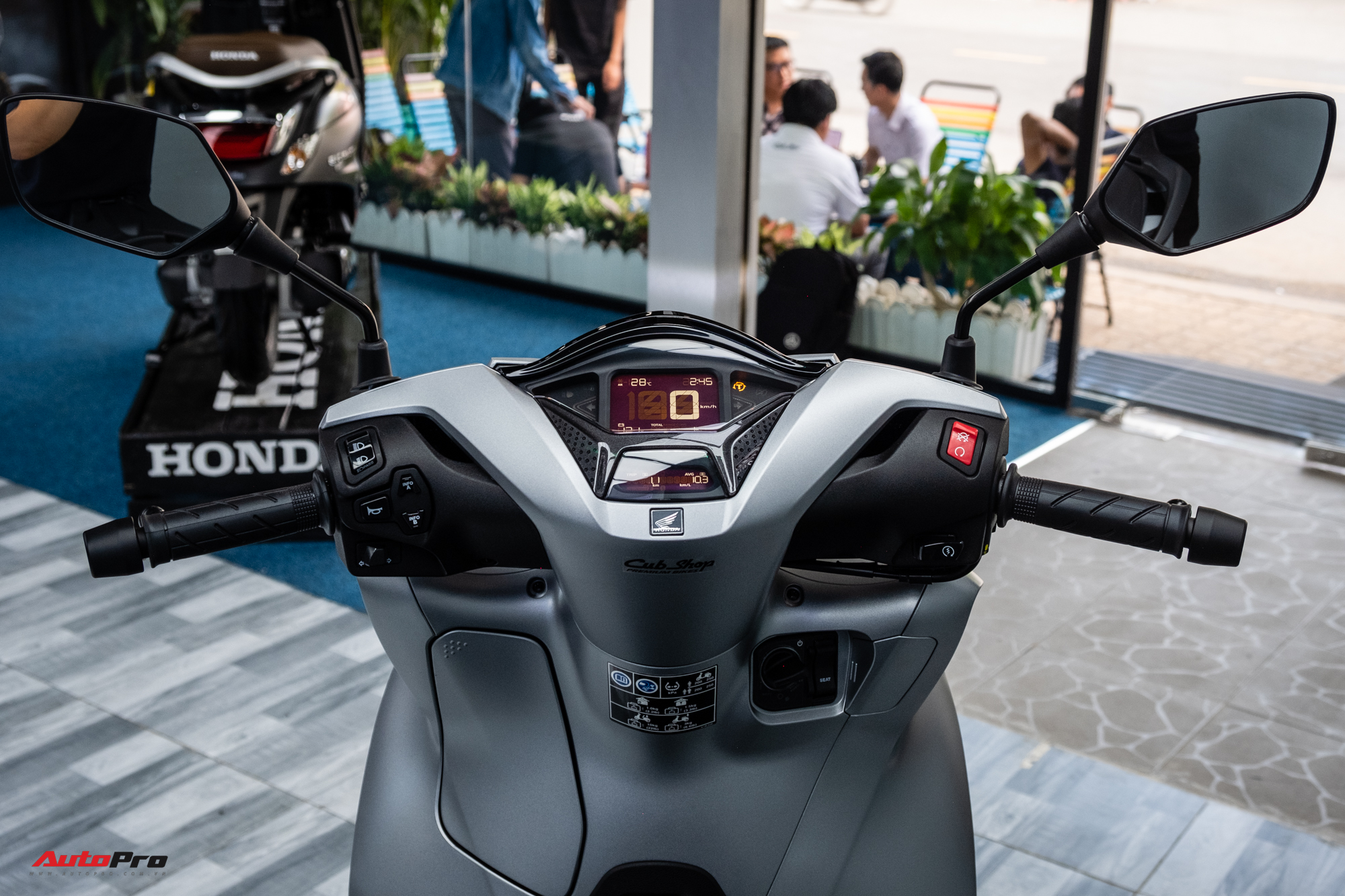 Lô Honda SH 350i 2025 nhập Ý đầu tiên về Việt Nam: Giá nước ngoài từ 174 triệu, bản tương tự ở Việt Nam chỉ 151 triệu đồng - Ảnh 8