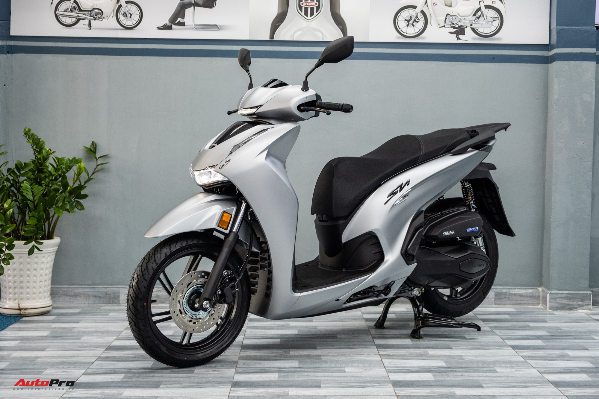 Lô Honda SH 350i 2025 nhập Ý đầu tiên về Việt Nam: Giá nước ngoài từ 174 triệu, bản tương tự ở Việt Nam chỉ 151 triệu đồng - Ảnh 1