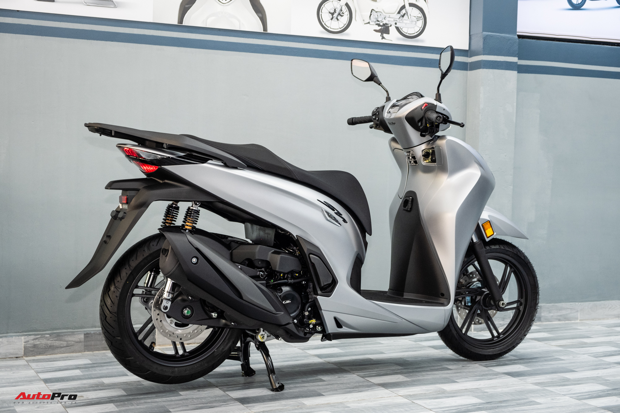 Lô Honda SH 350i 2025 nhập Ý đầu tiên về Việt Nam: Giá nước ngoài từ 174 triệu, bản tương tự ở Việt Nam chỉ 151 triệu đồng - Ảnh 7