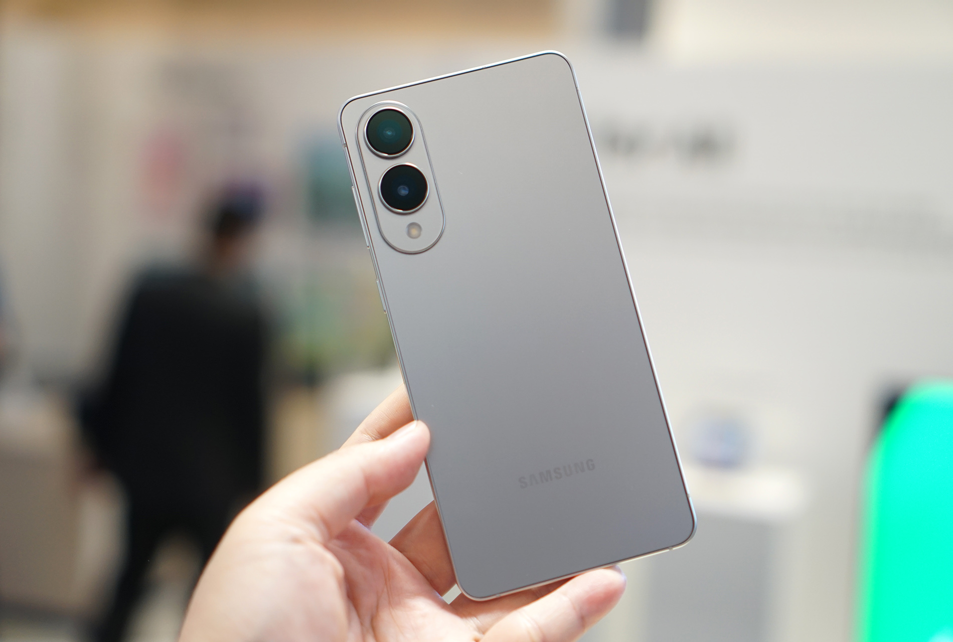 Cận cảnh smartphone mỏng 5,8 mm, giá bán 30 triệu đồng từ Samsung - Ảnh 3