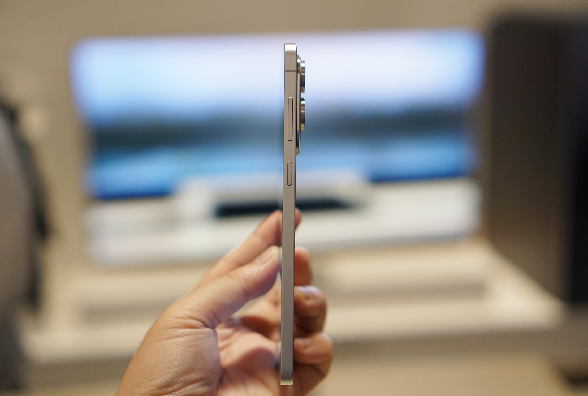 Cận cảnh smartphone mỏng 5,8 mm, giá bán 30 triệu đồng từ Samsung - Ảnh 4