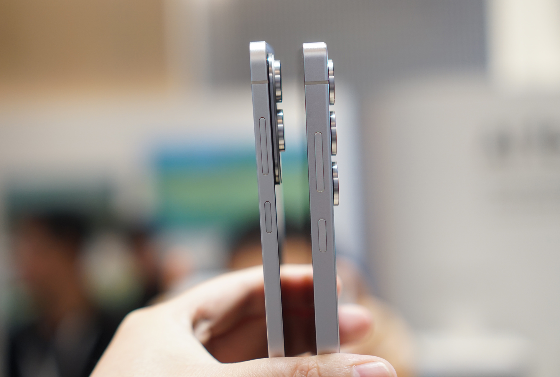 Cận cảnh smartphone mỏng 5,8 mm, giá bán 30 triệu đồng từ Samsung - Ảnh 9