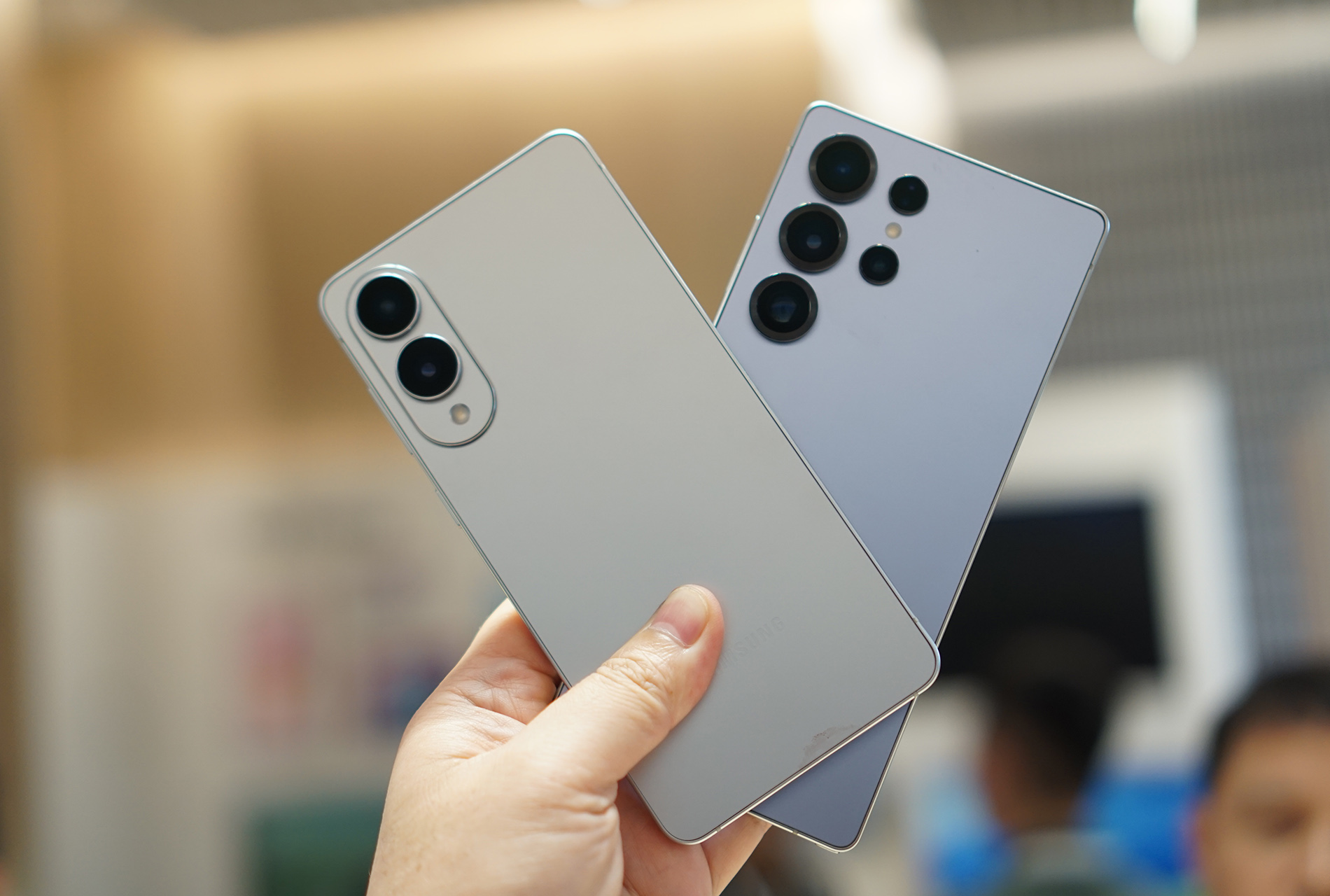 Cận cảnh smartphone mỏng 5,8 mm, giá bán 30 triệu đồng từ Samsung - Ảnh 11