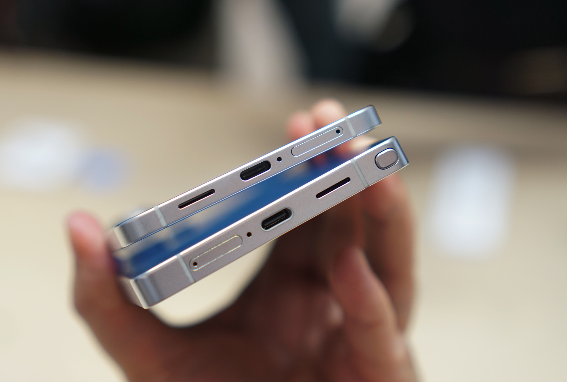 Cận cảnh smartphone mỏng 5,8 mm, giá bán 30 triệu đồng từ Samsung - Ảnh 10