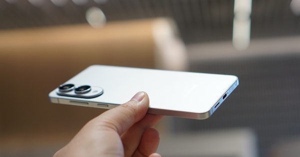 Cận cảnh smartphone mỏng 5,8 mm, giá bán 30 triệu đồng từ Samsung