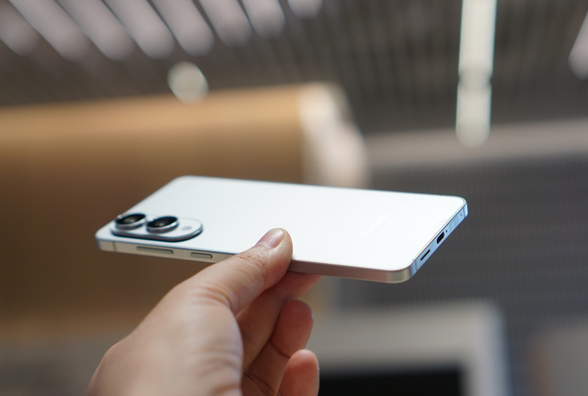 Cận cảnh smartphone mỏng 5,8 mm, giá bán 30 triệu đồng từ Samsung - Ảnh 1