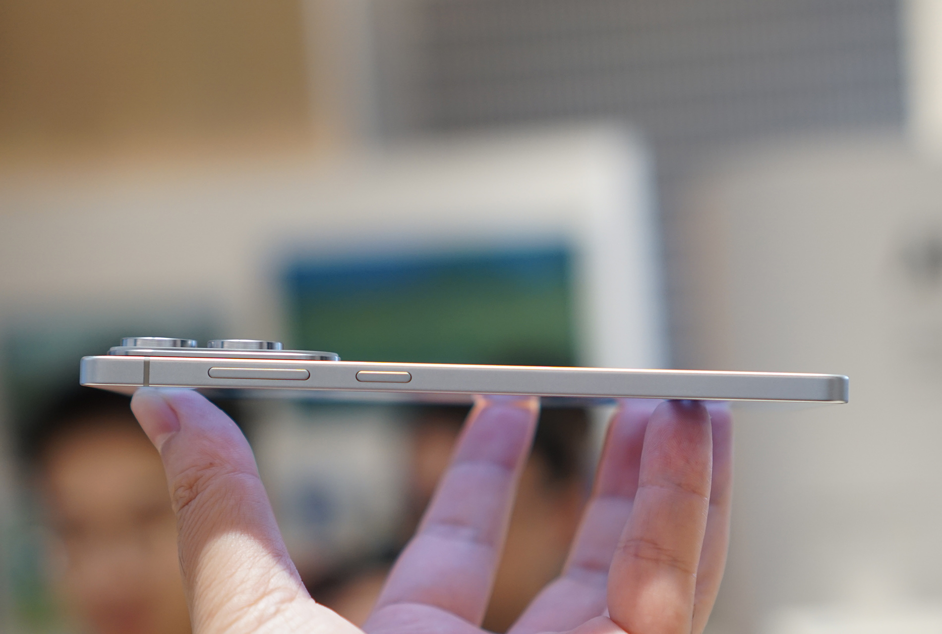 Cận cảnh smartphone mỏng 5,8 mm, giá bán 30 triệu đồng từ Samsung - Ảnh 8