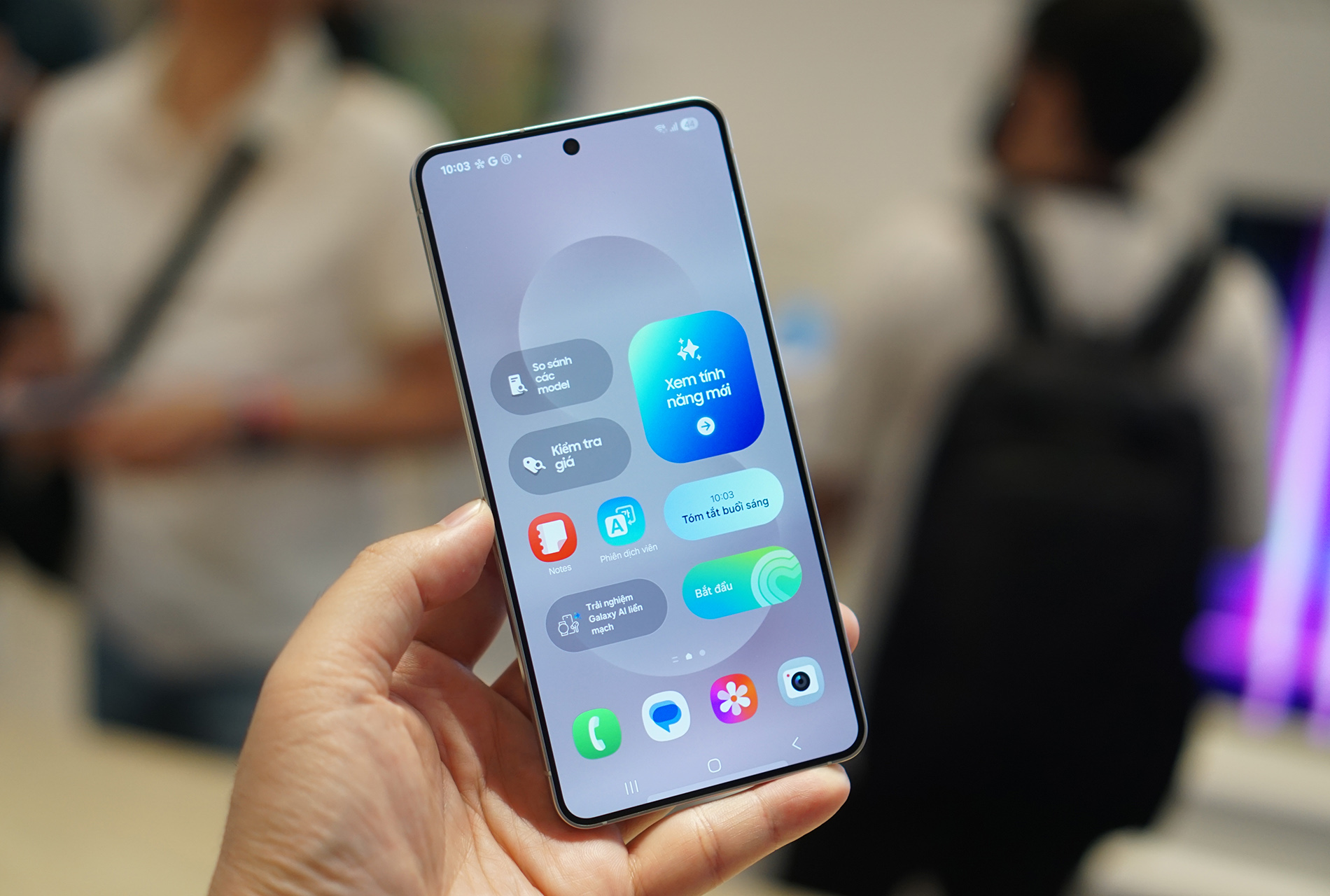 Cận cảnh smartphone mỏng 5,8 mm, giá bán 30 triệu đồng từ Samsung - Ảnh 2