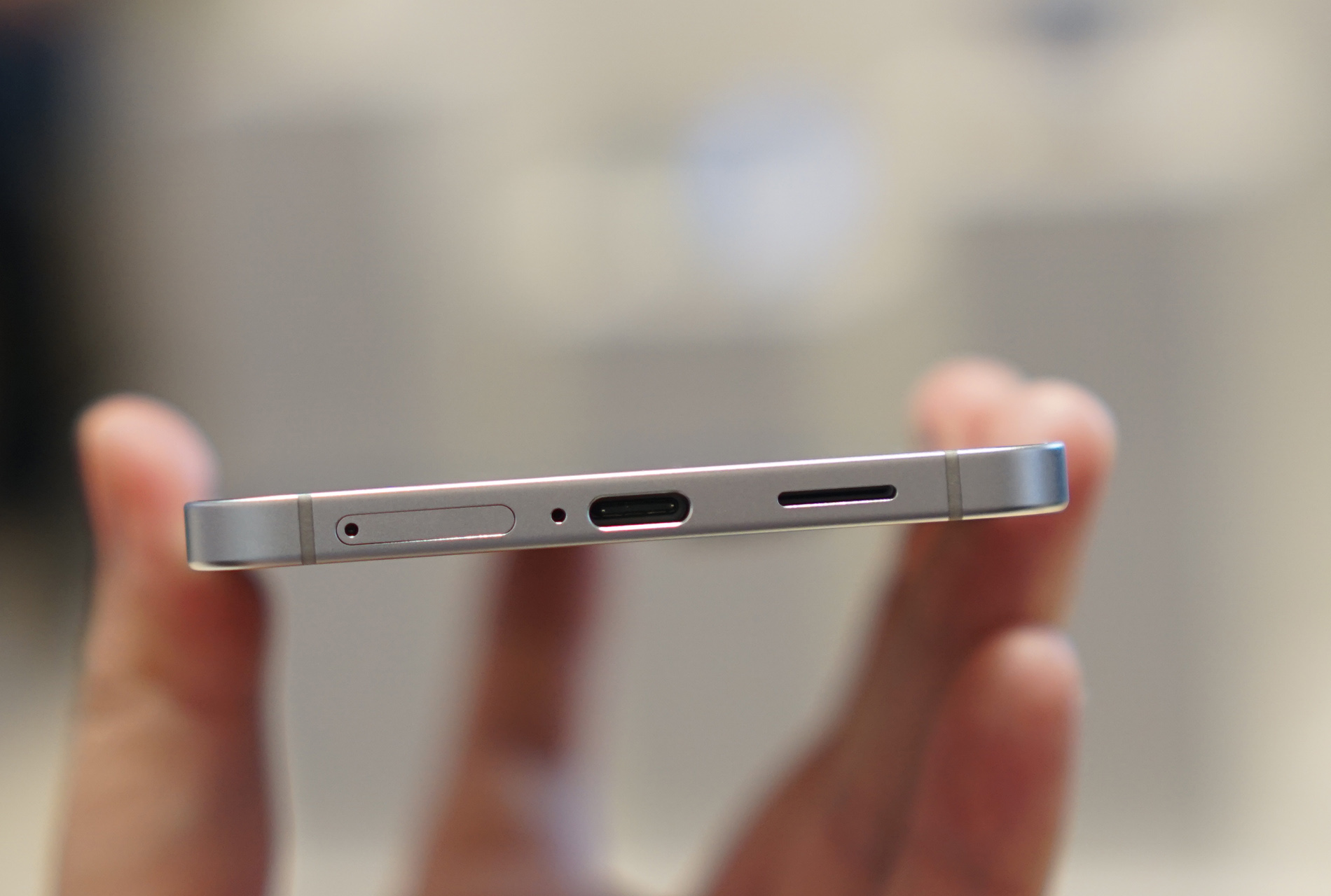 Cận cảnh smartphone mỏng 5,8 mm, giá bán 30 triệu đồng từ Samsung - Ảnh 6