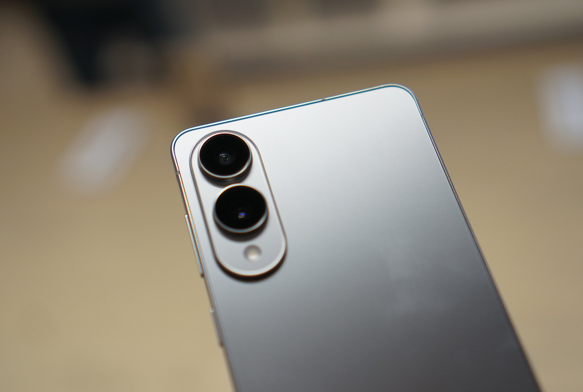 Cận cảnh smartphone mỏng 5,8 mm, giá bán 30 triệu đồng từ Samsung - Ảnh 5