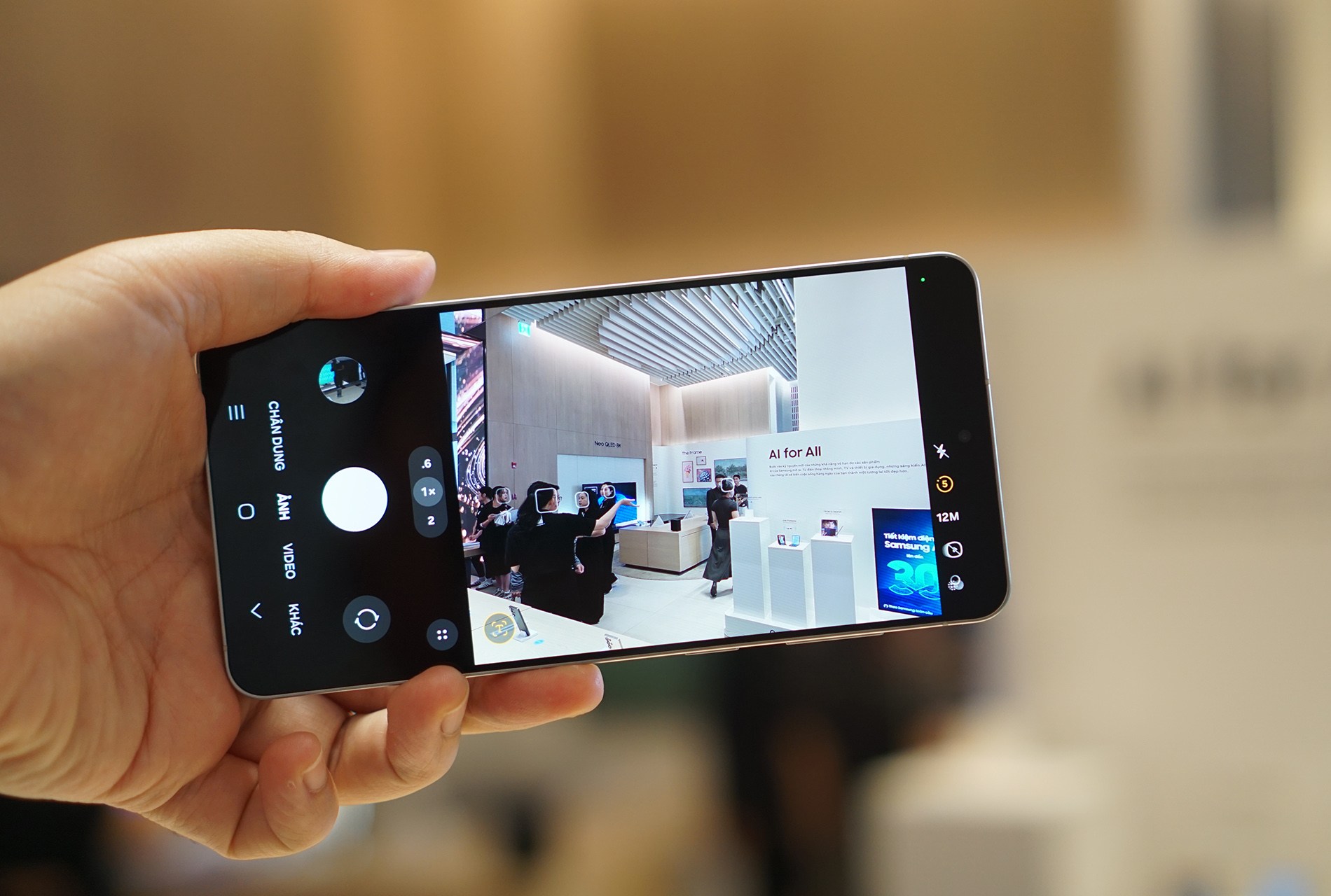 Cận cảnh smartphone mỏng 5,8 mm, giá bán 30 triệu đồng từ Samsung - Ảnh 12