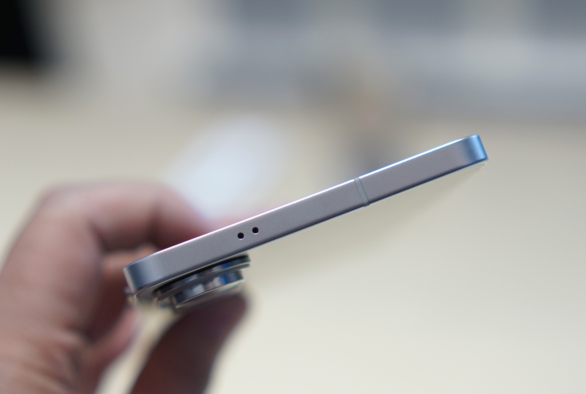 Cận cảnh smartphone mỏng 5,8 mm, giá bán 30 triệu đồng từ Samsung - Ảnh 7