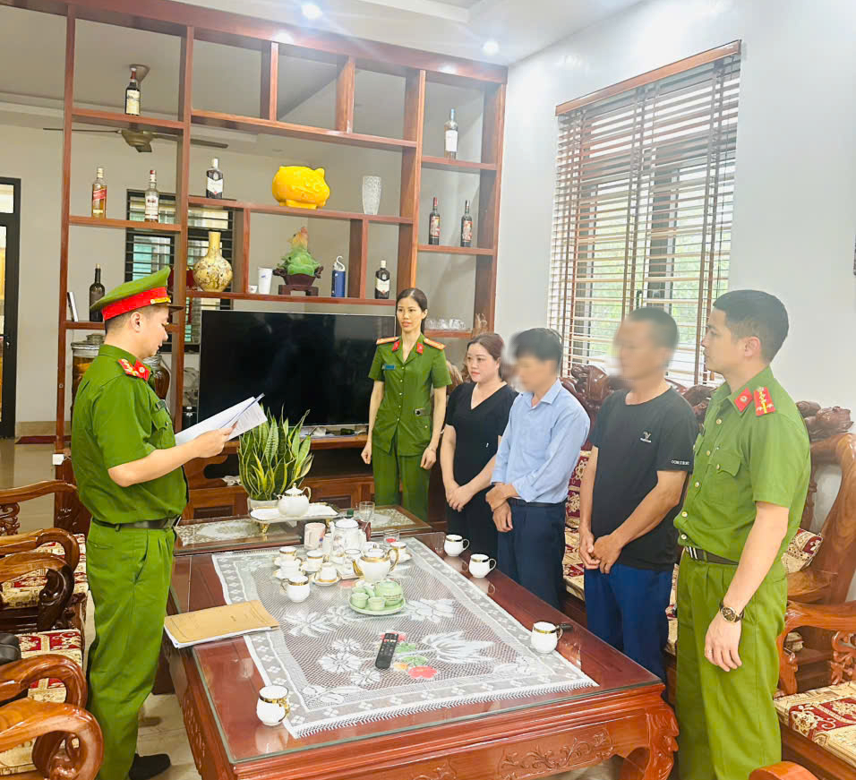 Khởi tố nữ chủ xưởng sản xuất hàng loạt đồ ăn vặt "sạch, ngon" giả - Ảnh 1