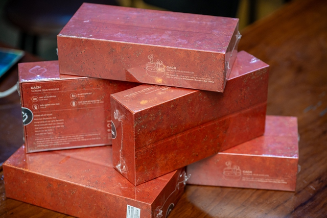 Mẫu tai nghe "cục gạch" độc đáo nhất Việt Nam: Có công nghệ xuyên âm, khử tiếng ồn chủ động - Ảnh 1