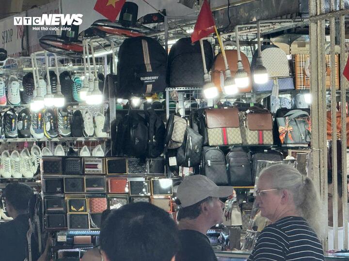 Bóc trần chợ hàng nhái trung tâm TP.HCM: Vì sao biết hàng giả nhưng khách vẫn mua? - Ảnh 7