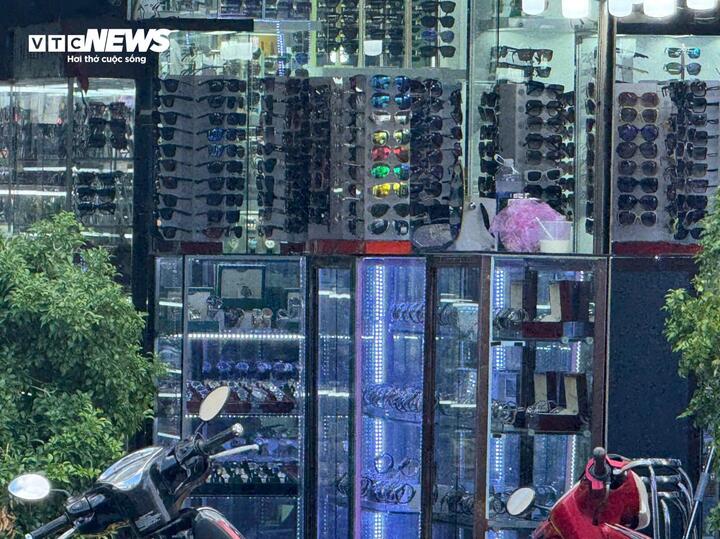 Bóc trần chợ hàng nhái trung tâm TP.HCM: Vì sao biết hàng giả nhưng khách vẫn mua? - Ảnh 3