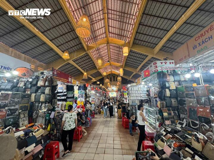 Bóc trần chợ hàng nhái trung tâm TP.HCM: Vì sao biết hàng giả nhưng khách vẫn mua? - Ảnh 4