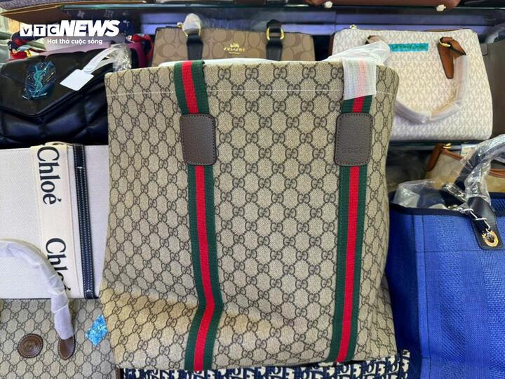 Bóc trần chợ hàng nhái trung tâm TP.HCM: Vì sao biết hàng giả nhưng khách vẫn mua? - Ảnh 6