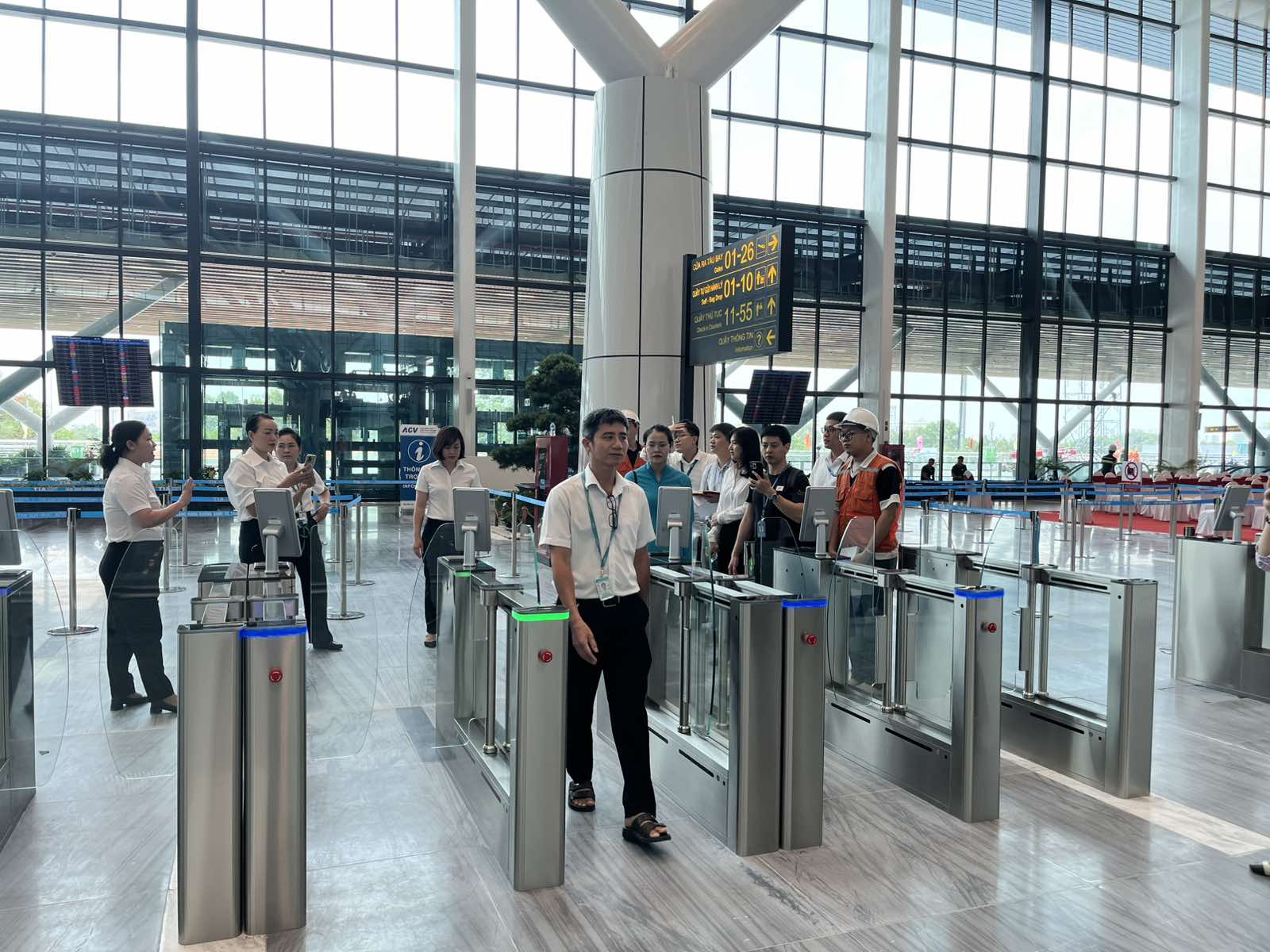 Người dân ùn ùn trở lại TP HCM, vé máy bay ngang giá dịp Tết - Ảnh 2