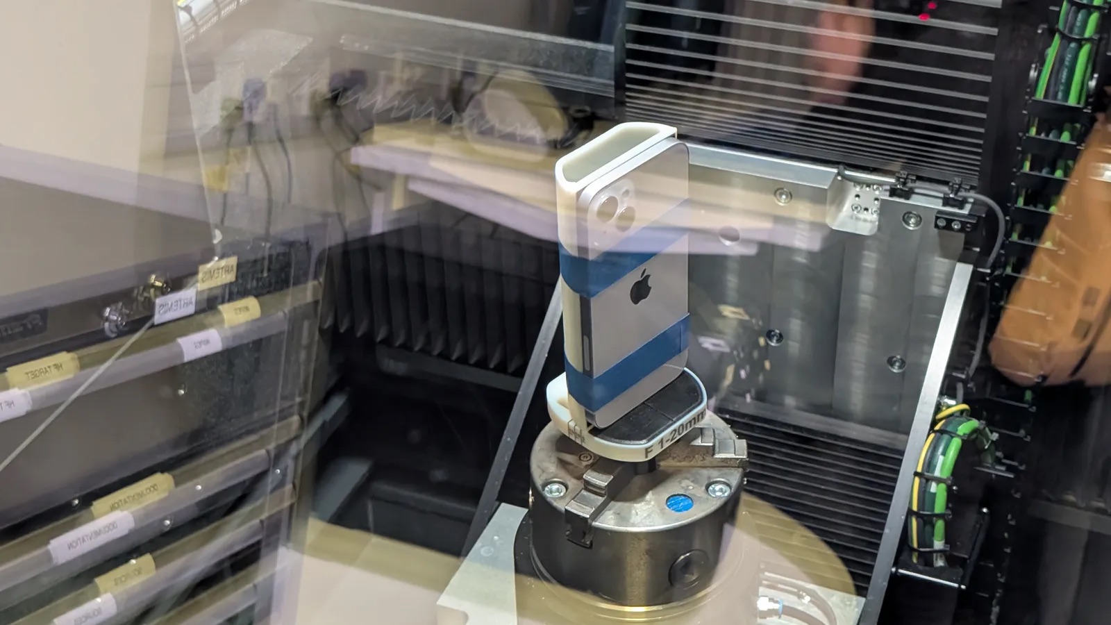 Bên trong "phòng tra tấn" iPhone bí mật của Apple tại Ireland - Ảnh 2