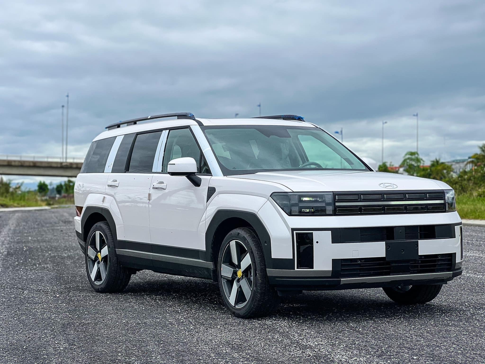 Hyundai Santa Fe giảm giá gần 200 triệu đồng tại đại lý: Bản tầm trung ngang giá CR-V tiêu chuẩn, rẻ hơn xe cũ trên thị trường - Ảnh 1